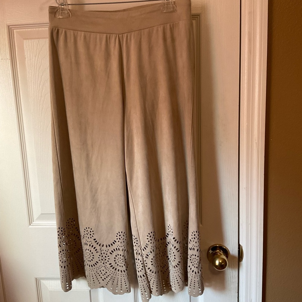 Soft Surroundings Faux Suede Eyelet Culottes Crop Pants Size Small